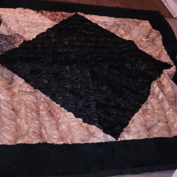 VINTAGE BEAUTIFUL ALPAC 75X75" DIAMOND PATTERN RUG IN EXCELLENT CONDITION - Picture 11 of 16